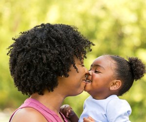 Sein Kind auf den Mund küssen: Total normal oder totales No-Go?