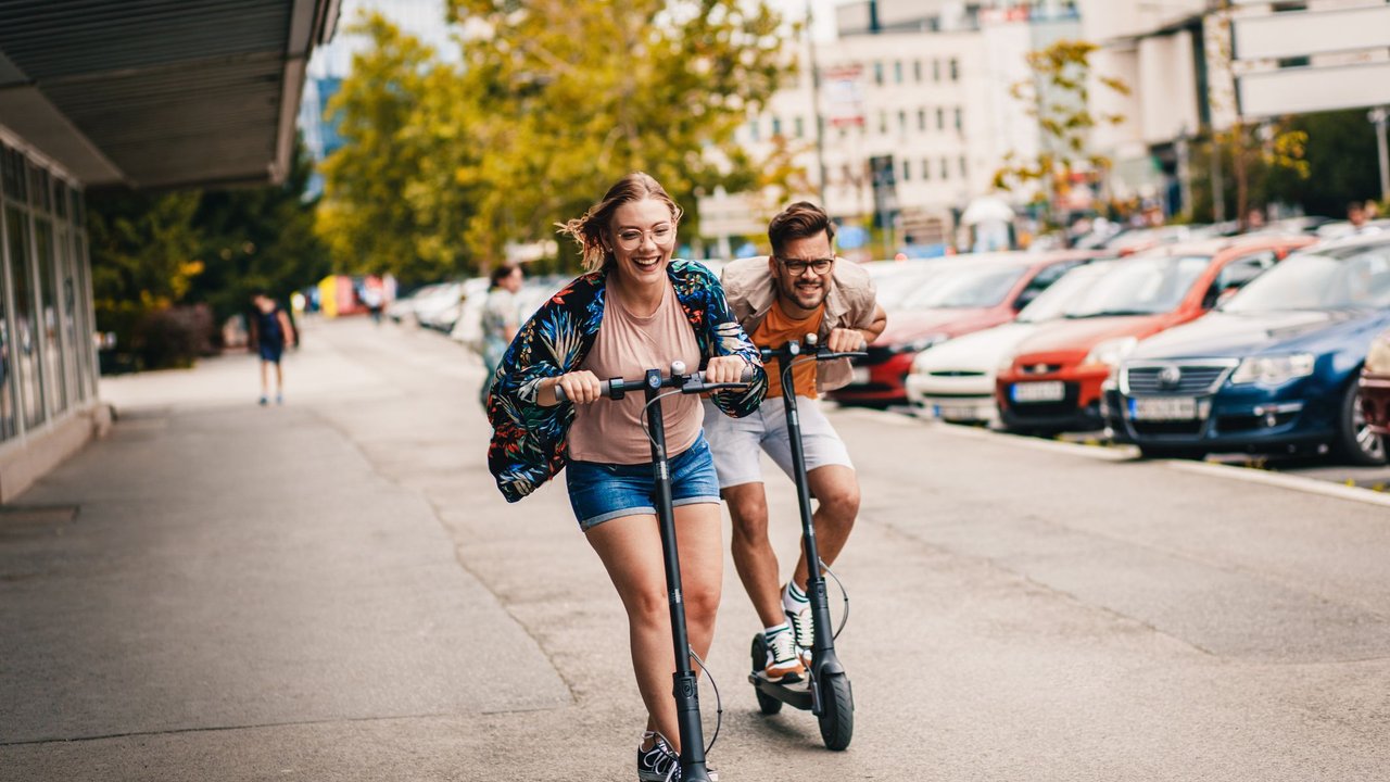 Ab wann E-Roller fahren? Ab 14 fahren, leihen aber erst ab 18.