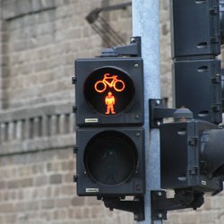 Radfahrer aufgepasst: Diese europäische Stadt verlangt 700 €  beim Überfahren roter Ampeln