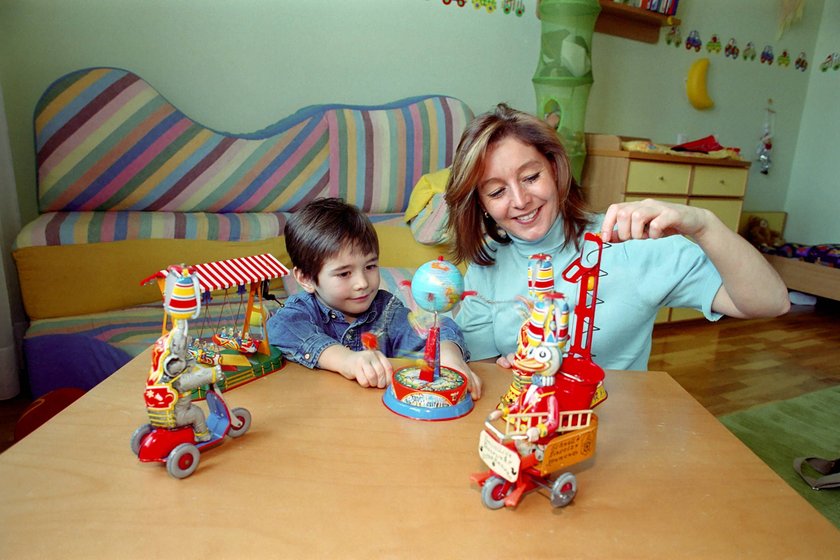 Eine Frau und ein Kind spielen in einem Kinderzimmer in den 2000er Jahren