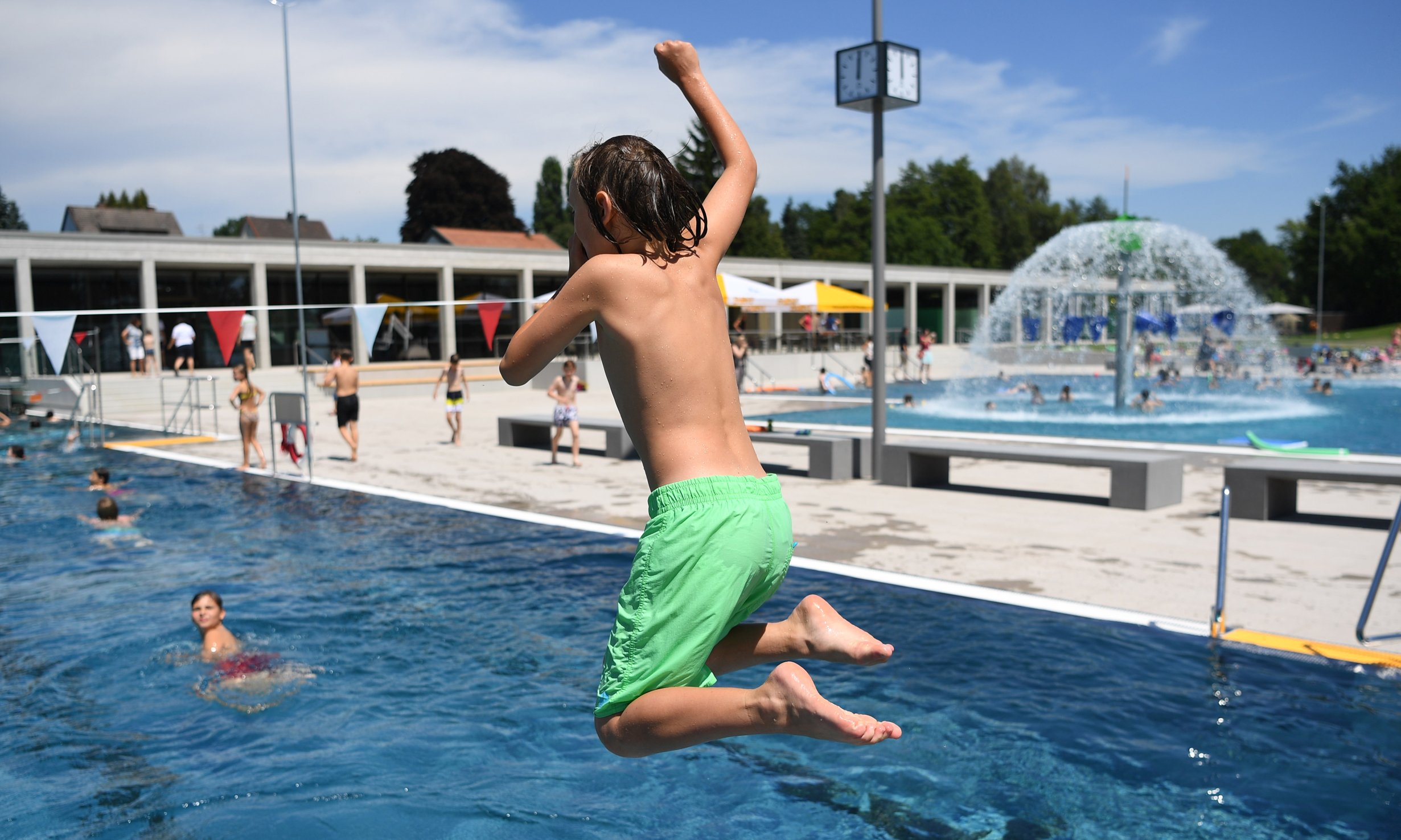 Junge springt ins Wasser im Frei- und Seebad Fischbach.