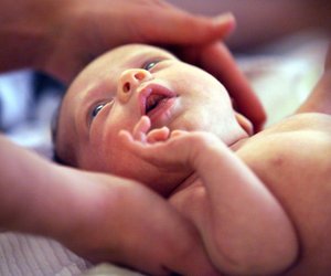 Der Moro Reflex: Wobei er dem Baby hilft & wann der Arzt gefragt ist