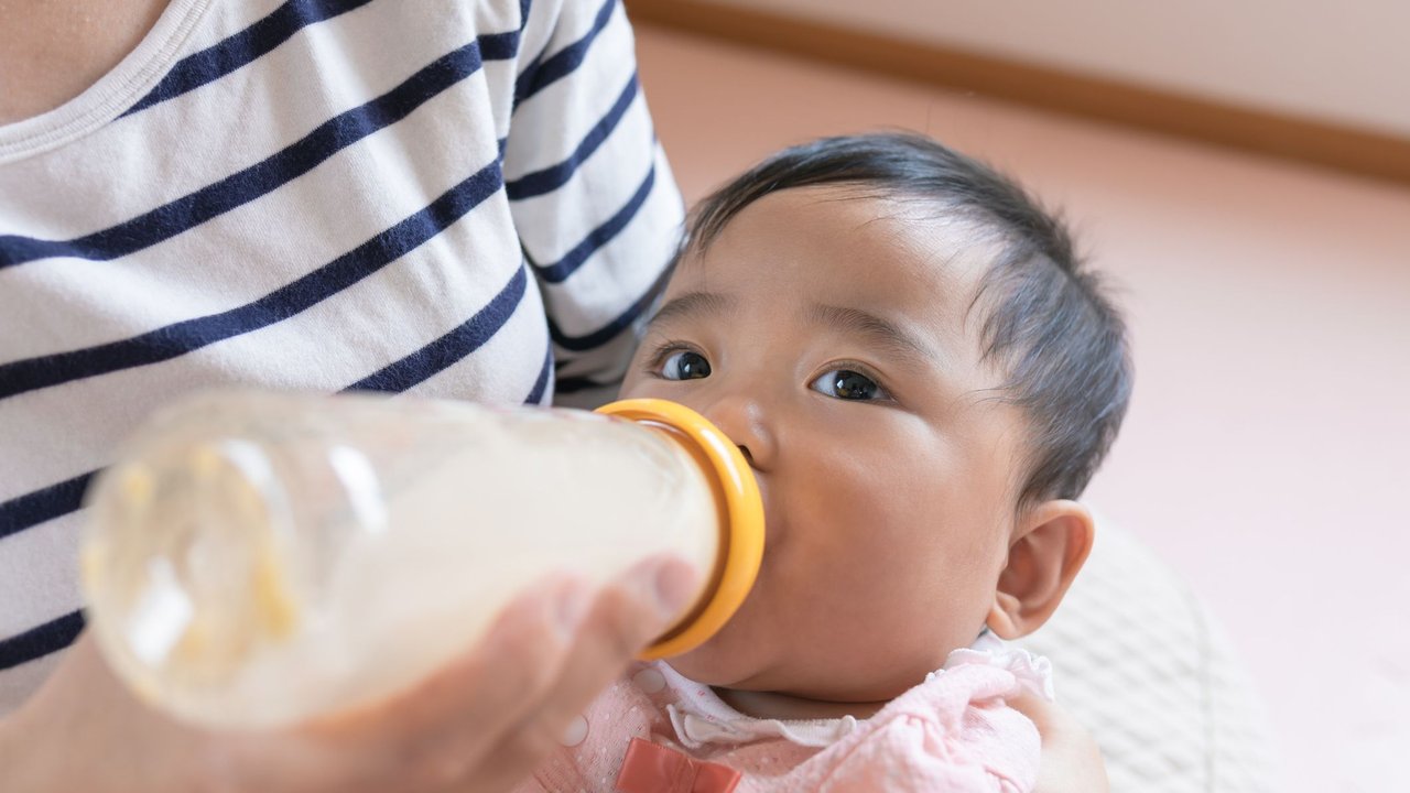 Baby wird mit Flasche gefüttert