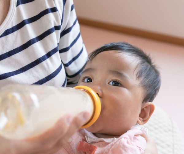 Baby streckt Zunge raus 15 mögliche Ursachen