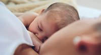 Familienbett: Warum Babys im Elternbett oft sicherer schlafen