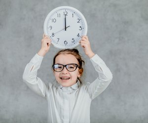 Wie oft am Tag überlappen sich die Zeiger einer Uhr?