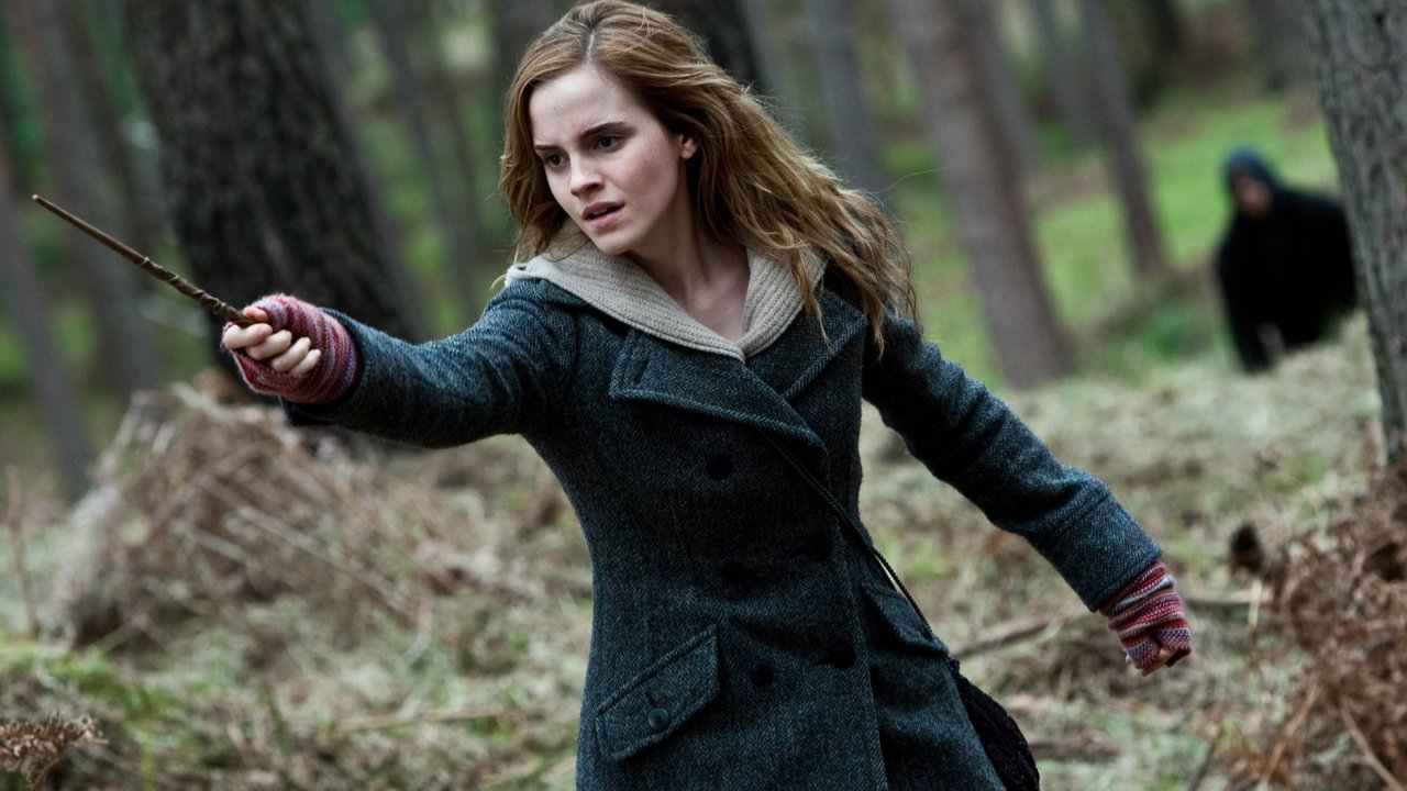 Die&#x20;Figur&#x20;Hermine&#x20;Granger&#x20;richtet&#x20;mit&#x20;der&#x20;Hand&#x20;ihren&#x20;Zauberstab&#x20;auf&#x20;jemanden&#x20;und&#x20;tr&#x00E4;gt&#x20;ein&#x20;winterliches&#x20;Outfit