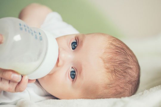 Babyflasche: Kunststoff oder Glas?