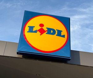 Lidl verkauft kompakten Holzkohlegrill mit praktischer Seitenablage – ideal für Familien mit wenig Platz