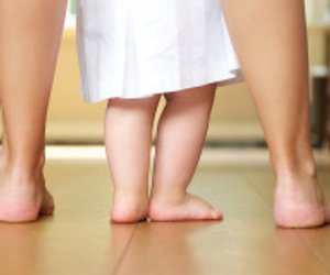 Warum ist barfuß laufen so gesund für dein Kind?