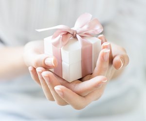 Geschenke zur Geburt: 28 Präsent-Ideen für einen besonderen Moment