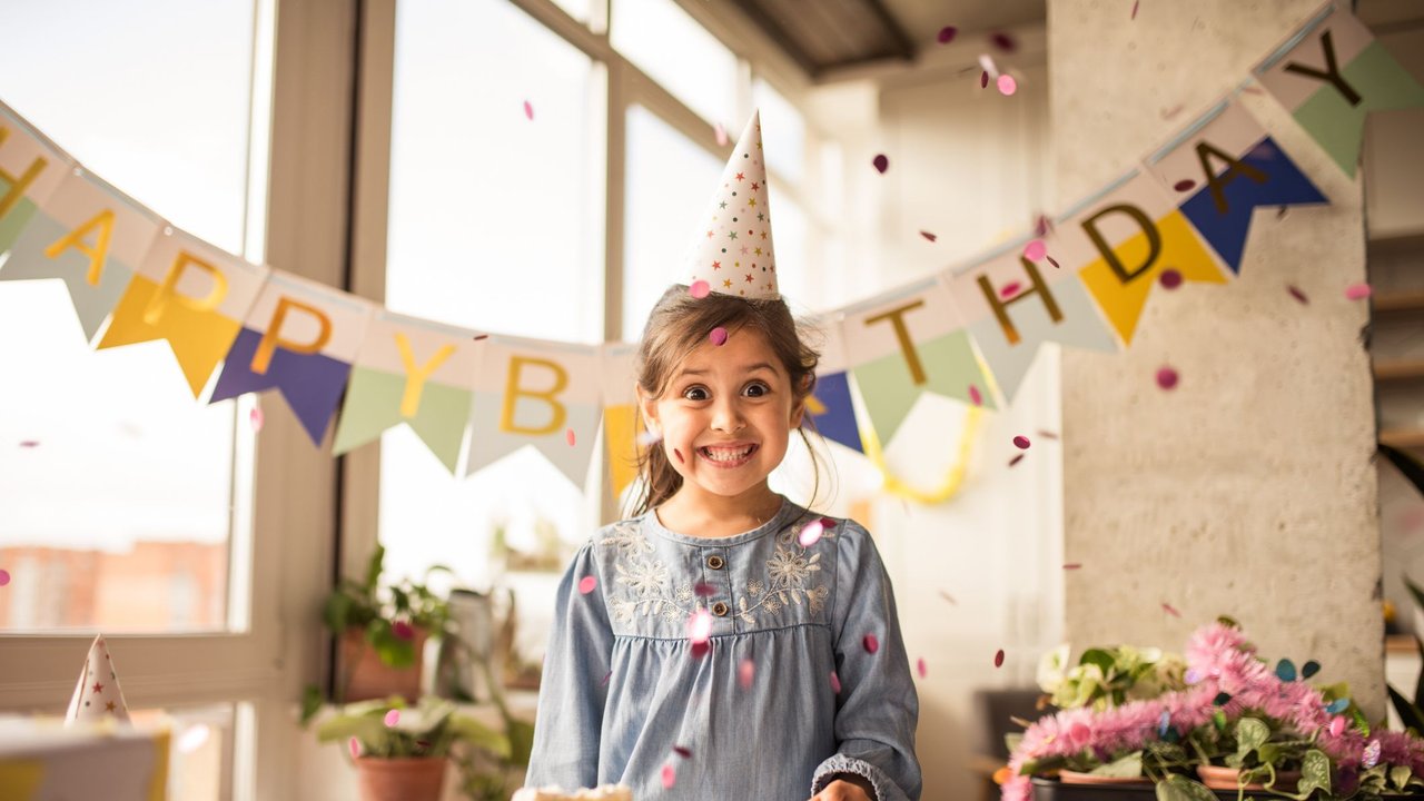 8. Geburtstag feiern: Mädchen freut sich über seine Geburtstagsparty für 8-Jährige