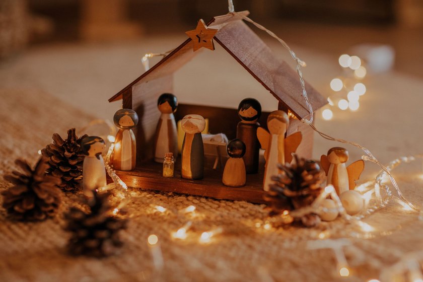 Kinder Weihnachtslieder: Kleine Holzkrippe mit Lichterkette