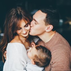 Eltern sein, verliebt bleiben: Diese 6 Tipps helfen dabei