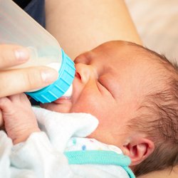 Trinkmenge Neugeborenes: So viel Milliliter sollte dein Baby pro Mahlzeit und am Tag trinken