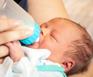 Trinkmenge Neugeborenes: So viel Milliliter sollte dein Baby pro Mahlzeit und am Tag trinken