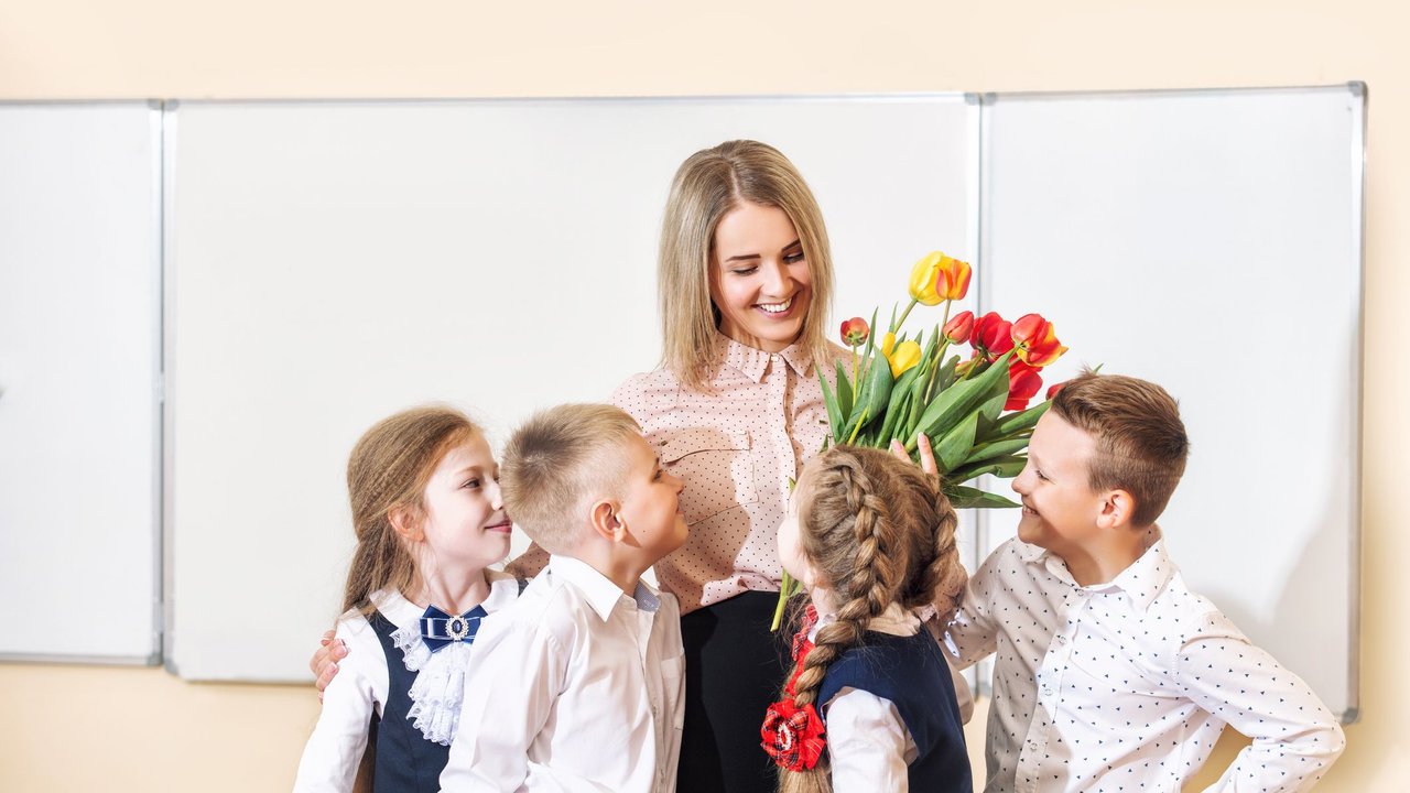 Dürfen Lehrer in Deutschland Geschenke annehmen: Lehrerin bekommt Blumenstrauß
