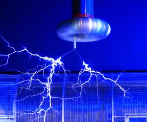 Was ist ein faradayscher Käfig und wie schützt er vor Blitzen?