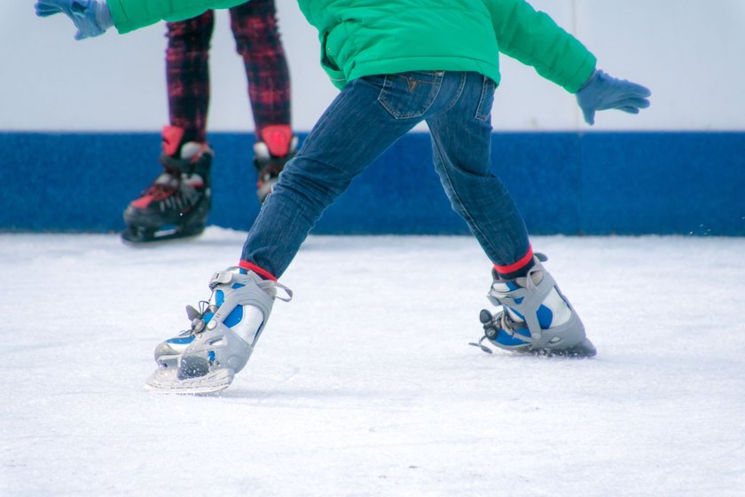 Kinder beim Eislaufen