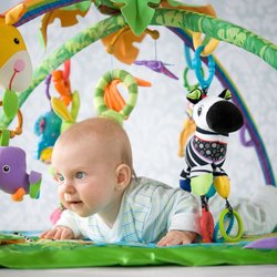 Ab wann ein Spielbogen fürs Baby wirklich sinnvoll ist