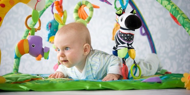 Ab wann ein Spielbogen fürs Baby wirklich sinnvoll ist