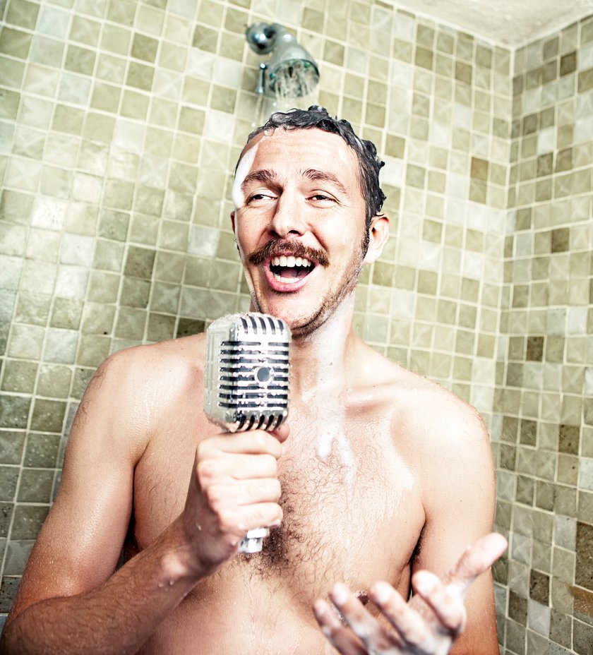 Mann singt in der Dusche und ist happy
