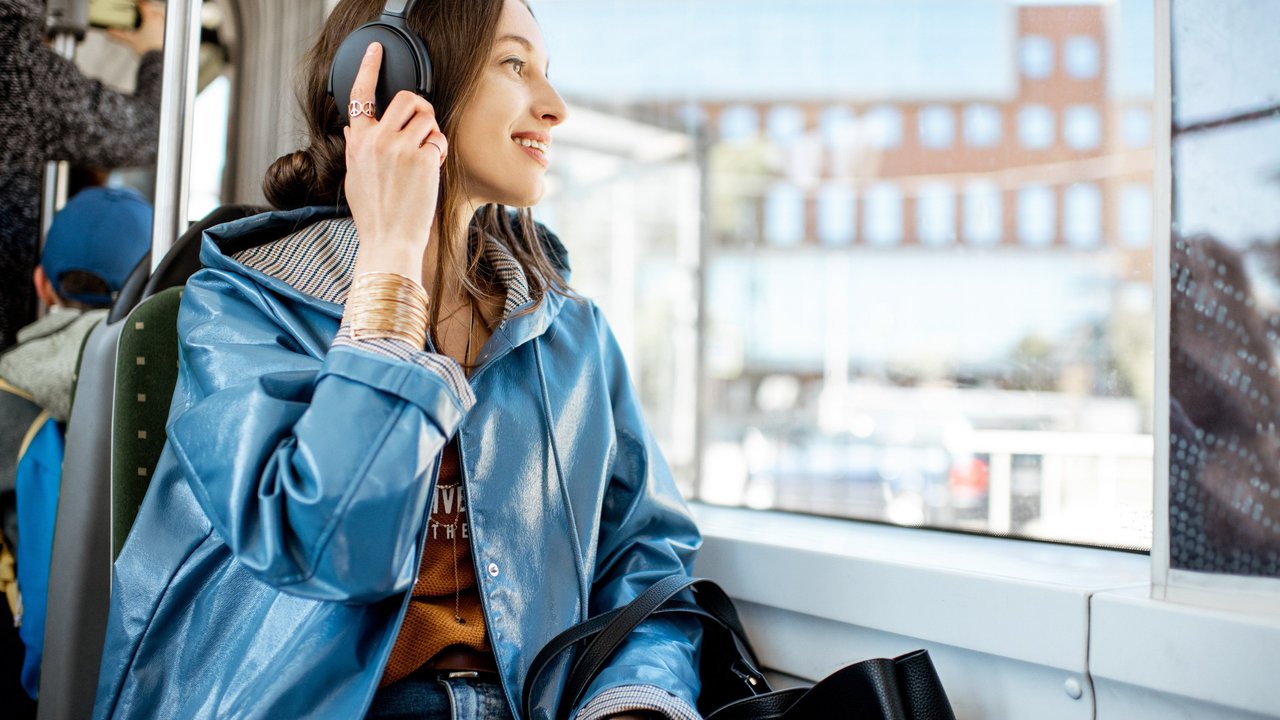 Mädchen mit Kopfhörern. 