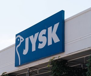 Dieses beigefarbene Schnäppchen-Zierkissen von Jysk wollen alle