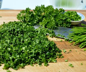 Petersilie & Stillen: Ist das Küchenkraut in der Stillzeit erlaubt?