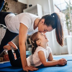 Diese&#x20;5&#x20;Tools&#x20;helfen&#x20;deinem&#x20;Kind,&#x20;zuhause&#x20;mit&#x20;Yoga&#x20;runterzukommen