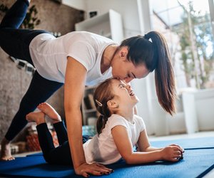 Diese&#x20;5&#x20;Tools&#x20;helfen&#x20;deinem&#x20;Kind,&#x20;zuhause&#x20;mit&#x20;Yoga&#x20;runterzukommen