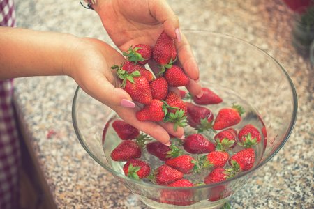 So geht es richtig: Erdbeeren vorsichtig in ein Wasserbad geben. So geht es richtig: Erdbeeren vorsichtig in ein Wasserbad geben.