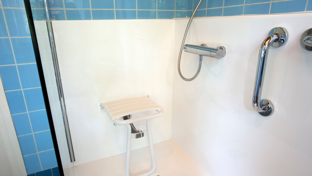 Duschklappsitz in einer Dusche