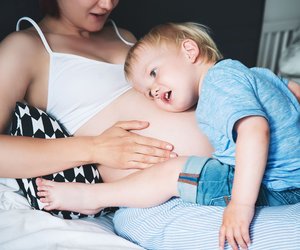 Schwanger mit Kleinkind: Eine kleine Herausforderung, die gut geplant sein will