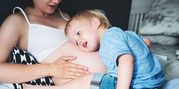 Schwanger mit Kleinkind: Eine kleine Herausforderung, die gut geplant sein will