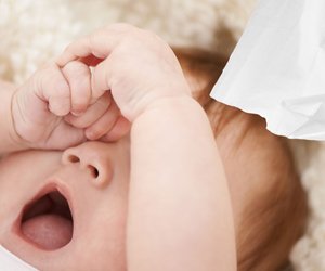 Der Trick mit dem Taschentuch: So schläft dein Baby ein