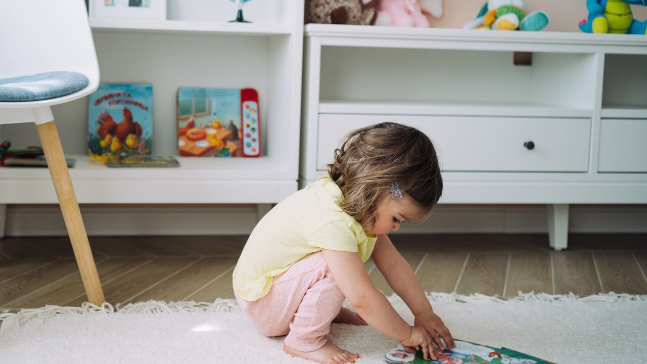 Montessori-Kinderbücher: Kleinkind liest Bilderbuch