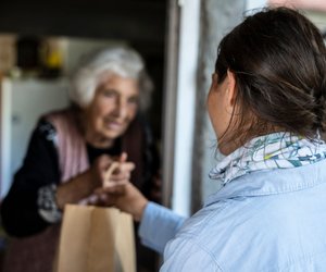 Psychologin zeigt: Unsere Hilfsbereitschaft ist größer, als wir wahrnehmen