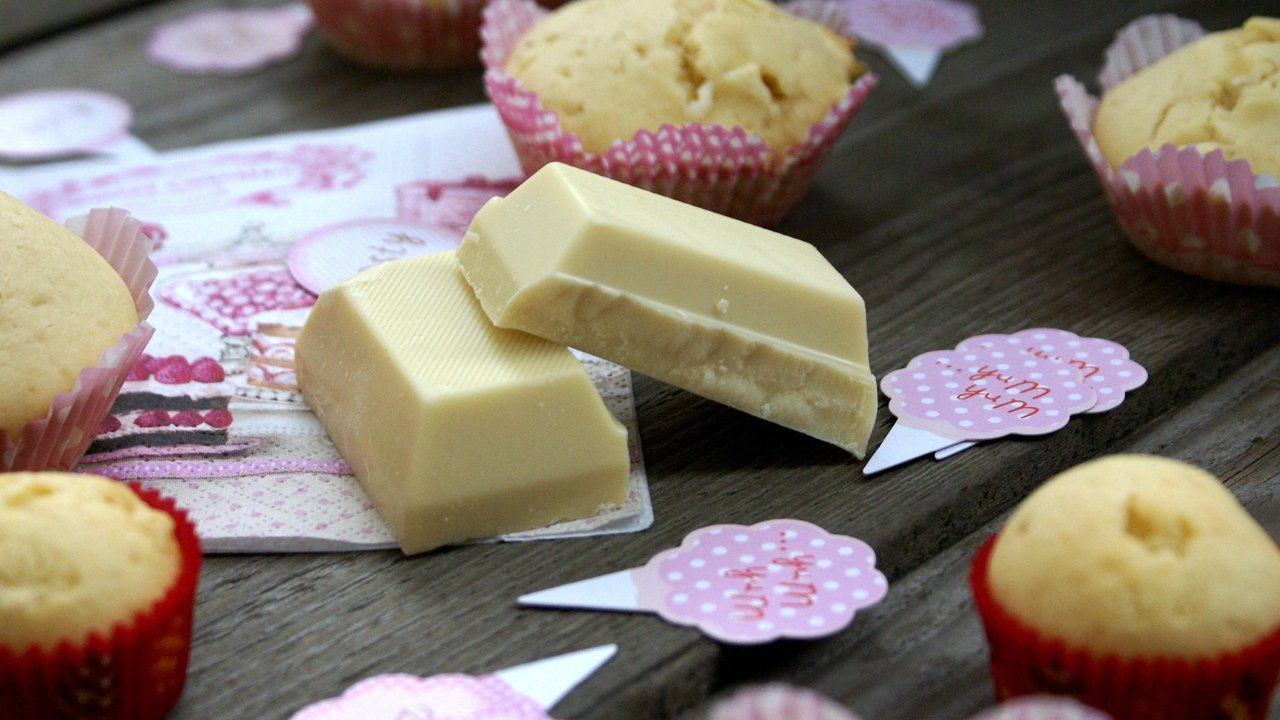 Weiße Schokolade ist eine leckere Abwechslung und schmeckt pur oder mit Geschmackszugaben wie Kokos oder Knusperflakes.