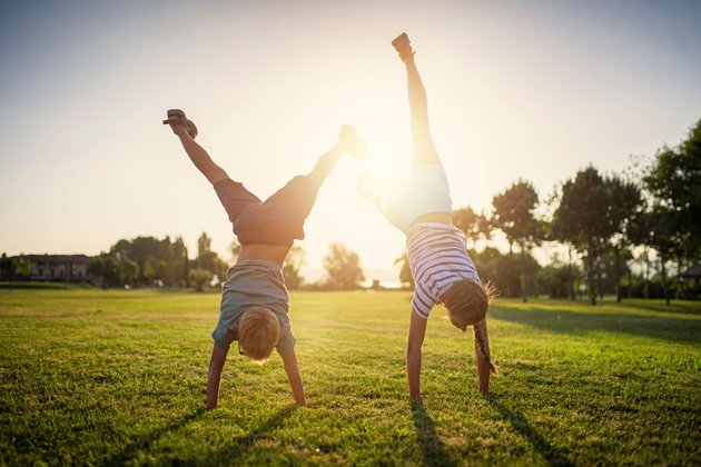 Zirkus-Geburtstag: Kinder machen Handstand