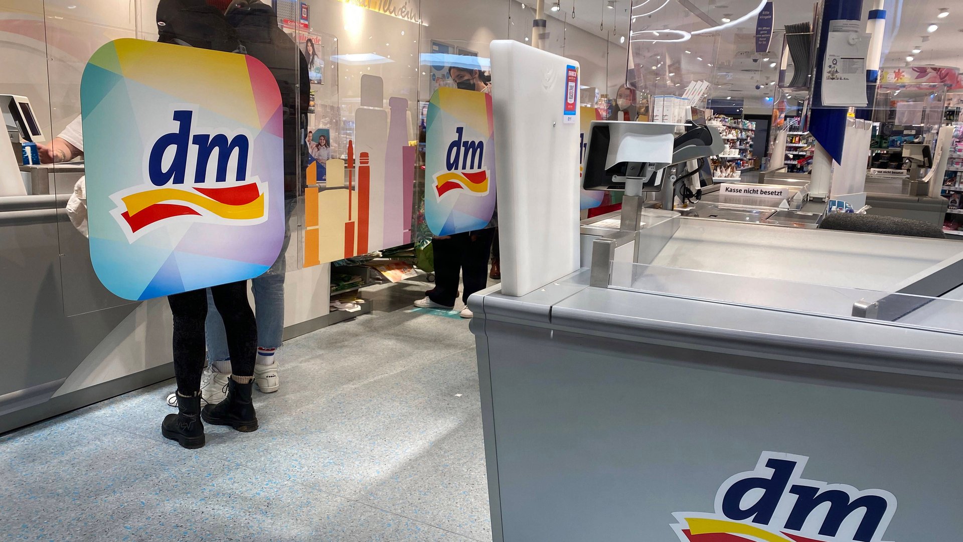 Wie viel Geld darf man bei dm abheben?