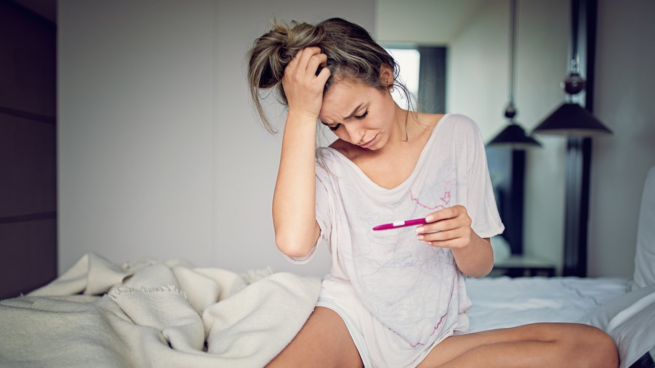 Schwanger trotz negativem Test: Frau macht Schwangerschaftstest