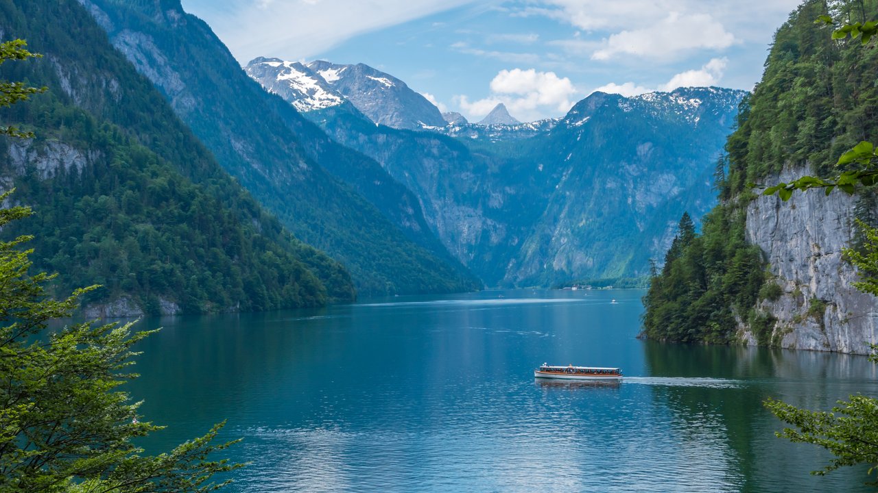 Der Königssee kann mit dem Schiff befahren werden.