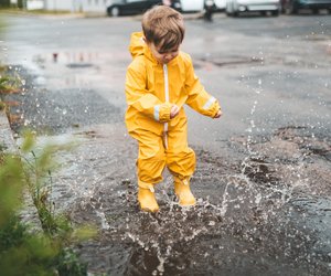 Warum Eltern diesen Matsch- und Buddel-Einteiler für Kleinkinder lieben werden