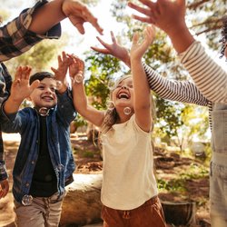 "Fall nicht runter!" – 9 Elternsätze, die dein Kind ängstlicher statt stärker machen