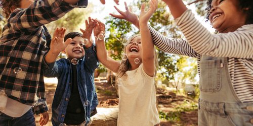 "Fall nicht runter!" – 9 Elternsätze, die dein Kind ängstlicher statt stärker machen