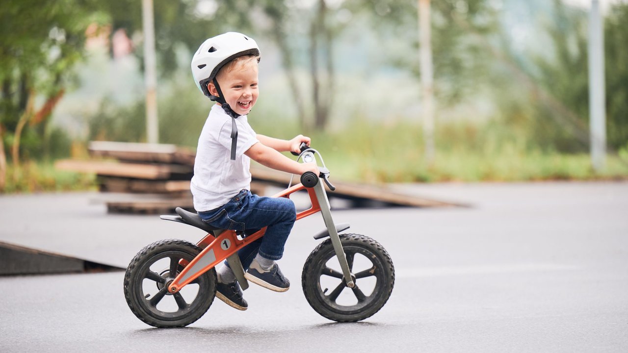 Die 5 beliebtesten Laufräder: Kind fährt begeistert auf seinem Laufrad.