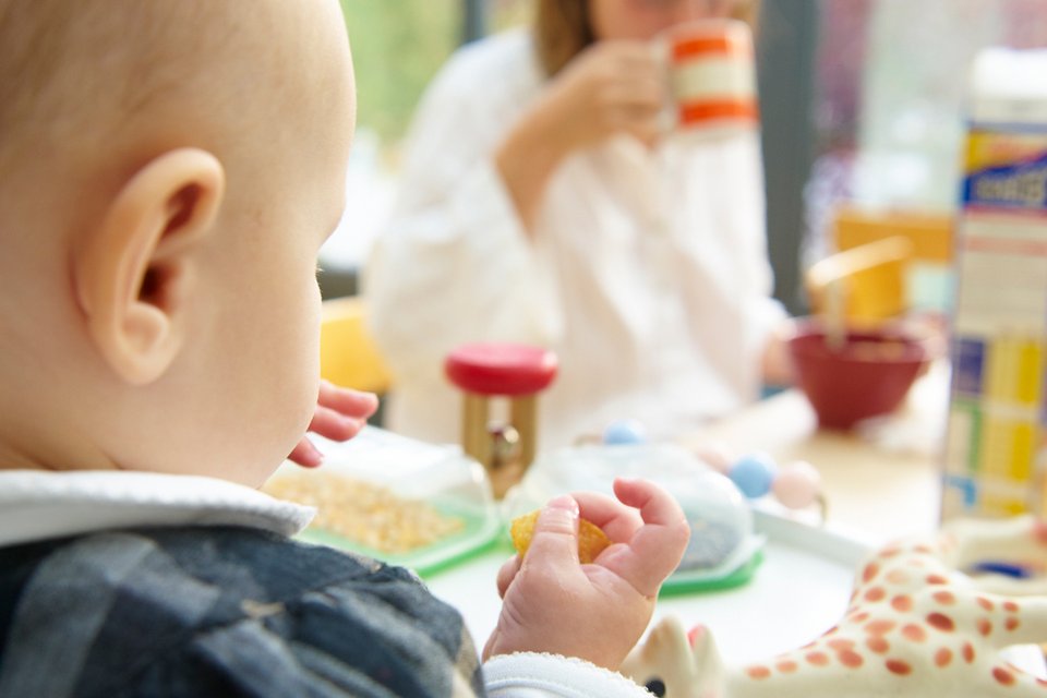Mit Dem Baby Am Gemeinsamen Tisch Essen Familie De