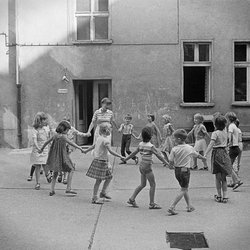 Zwischen Kollektiverziehung und Kuschelecke: DDR-Kindergärten im Rückblick