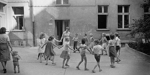 Zwischen Kollektiverziehung und Kuschelecke: DDR-Kindergärten im Rückblick